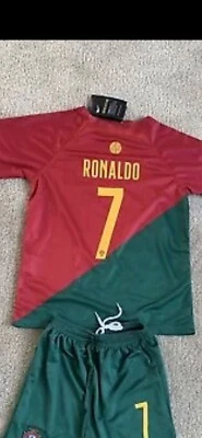 Camiseta y pantalones cortos Portugal Ronaldo #7 jóvenes niños medianos. Nuevo con etiquetas Foto 1 de 4