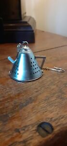 Teapot shaped metal tea infuser