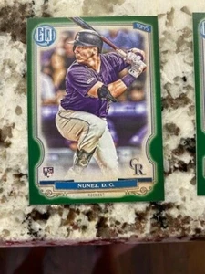Tarjeta de novato 2020 Topps Gypsy Queen verde paralelo Rockies Dom Núñez #5 - Imagen 1 de 1