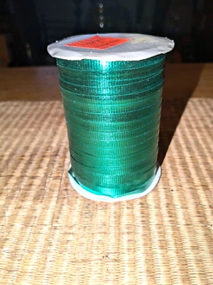Cinta rizadora verde de 3/16" de ancho sin marca en carrete redondo de 3 1/2" de alto x 2 1/2" Foto 1 de 4