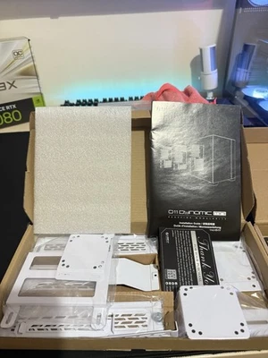 Lian Li O11 Dynamic Mini Snow Edition Midi-Tower, Tempered Glass Accessory Pack - Image 1 of 4