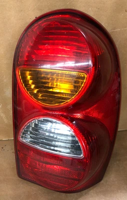 Jeep Liberty 2004 luz trasera (pasajero) 2002-2004 Foto 1 de 4