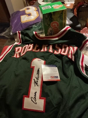 Camiseta verde autografiada firmada por Oscar Robertson autenticada por PSA Foto 1 de 2