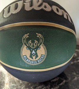 Wilson schwarz und grün Milwaukee Bucks Basketball Größe 7 gebraucht - Bild 1 von 4