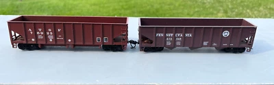 Roundhouse (pair) Santa Fe and Pennsylvania Hoppers HO ATSF PRR - Image 1 of 4