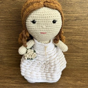 Amigurumi lockiges braunes Haar gehäkelt Plüsch Puppe mit weißem & goldenem Kleid Armband 16 Zoll - Bild 1 von 12