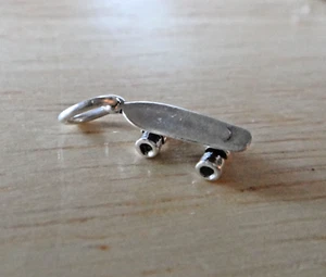 Plata de Ley 3D PEQUEÑO 13x5mm Detallado Monopatín Patín Dije - Imagen 1 de 3