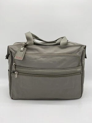 NUEVO Bolso de Mano Tumi Grande Plateado/Gris Estilo #26189S4 18”x15”x7” Foto 1 de 4