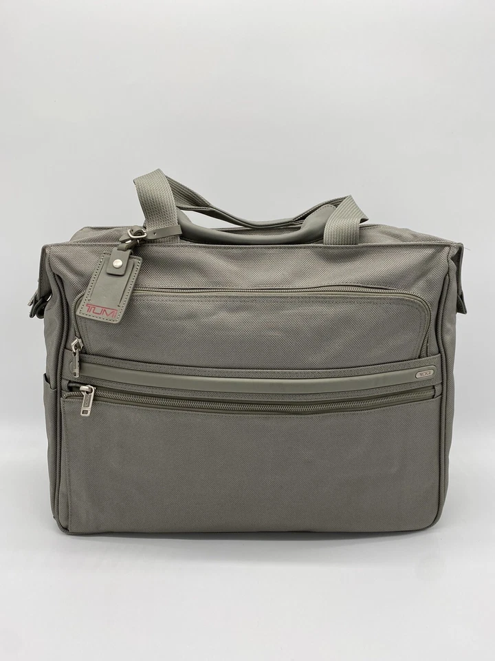 NUEVO Bolso de Mano Tumi Grande Plateado/Gris Estilo #26189S4 18”x15”x7” Foto 1 de 4