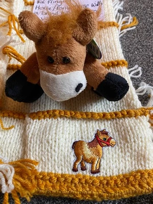 Manta bebé tejida a mano tema pony/caballo con un nuevo pony/caballo   Foto 1 de 4