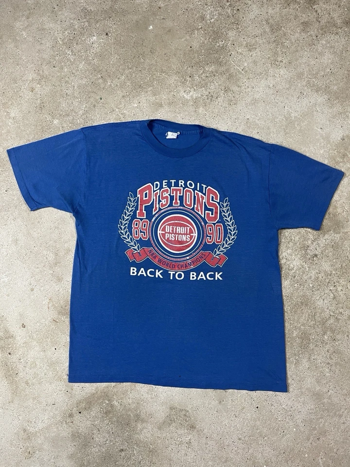 Camiseta De Colección 1989 Campeones Mundiales NBA Detroit Pistons Back 2 Back Grande Años 80 Azul Foto 1 de 4