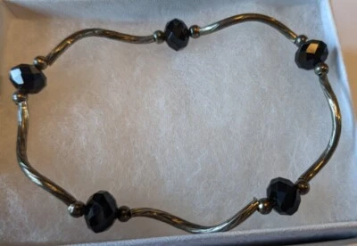 Pulsera extensible eslabones metálicos ondulados con cuentas negras Foto 1 de 2