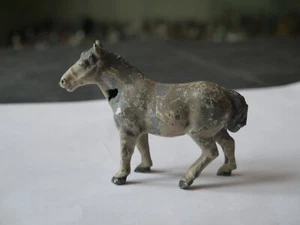 FIGURINE EN PLOMB FERME CHEVAL DE LABOUR GRIS - Picture 1 of 2
