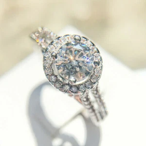 Anillo de compromiso con halo de diamantes redondos de 2,55 quilates de oro b... - Imagen 1 de 11