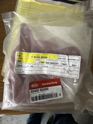 2017-2019 Kia Soul Rear Left Reflector In Bumper! New From Kia 92405 B2500 - Image 1 of 2