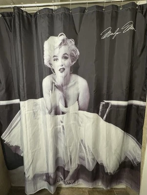 Cortina de chuveiro Marilyn Monroe preto/branco 70"" - Imagem 1 de 4