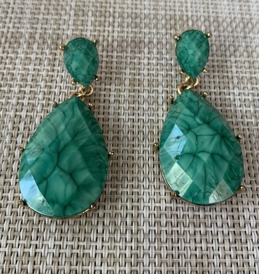 Pendientes colgantes Amrita Singh Santa Ana en hoja perenne Foto 1 de 4