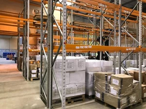 5 Bays of Heavy Duty Racking, 4m high x 900mm deep x 2600mm beams £500 +vat. - Picture 1 of 7