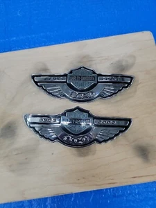 EMBLEMAS DE TANQUE HARLEY 100 ANIVERSARIO INSIGNIAS OEM IZQUIERDA Y DERECHA - Imagen 1 de 12