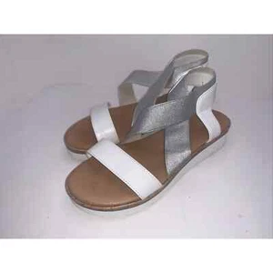 Sandalia de cuña Nine West “Beth” blanca gris metalizada con plataforma con tiras ~ Talla 6,5 - Imagen 1 de 4