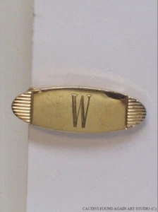 Broche de corbata vintage en tono dorado con letra monograma inicial barra ovalada retro pequeño - Imagen 1 de 6