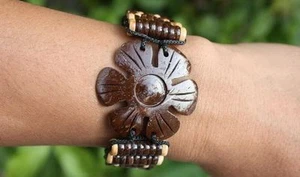 BRACCIALE etnico con FIORE lavorato NOCE di COCCO regolabile SUMMER 2024 SURF - Foto 1 di 3