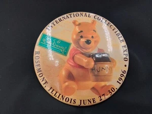 WALT DISNEY INTERNATIONAL COLLECTABLE EXPO 1996 BUTTON PIN BACK WINNIE THE POOH - Picture 1 of 8