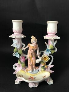 Figurine manteau antique en porcelaine style Dresde chandeliers