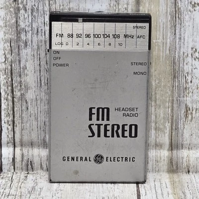 Radio estéreo portátil AM/FM/FM - 7-1250B vintage GE funcionando Foto 1 de 4