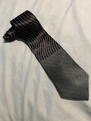 CORBATA DE CUELLO MURANO ITALIA PARA HOMBRE - MORADA CON RAYAS BLANCAS Y NEGRAS - 100% SEDA. Foto 1 de 4