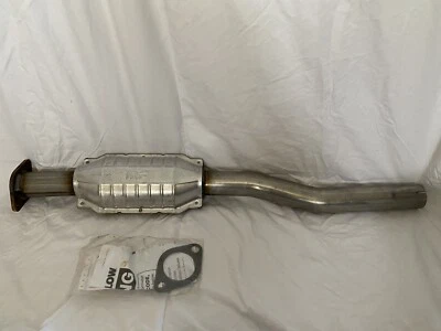 MagnaFlow OEM Grade Federal / EPA Compliant Direct-Fit Catalytic Converter 51804 - Image 1 of 4