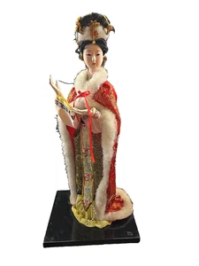 Orientalische Geisha Puppe 14 Zoll rot Seide Kimono bestickt Gewand Kunstfellbesatz - Bild 1 von 12