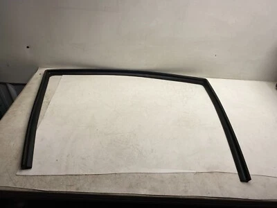 2014-2016 JEEP GRAND CHEROKEE RIGHT FRONT DOOR WINDOW TRACK RUBBER SEAL OEM - Image 1 of 4