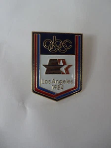 Distintivo LOS ANGELES 1984 Olimpiadi USA ABC SPILLA PINBACK BUTTON - Foto 1 di 3