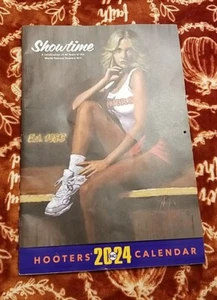 Hooters 15 Monate übergroß 2024 Wandkalender neu versiegelt mit Poster & Gutscheinen - Bild 1 von 7