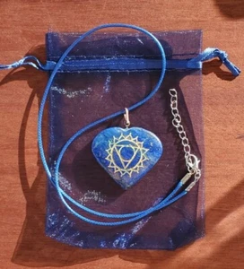 LAPIS LAZULI HEART HEALING PENDANT INGRAVED + IMITATION LEATHER CORD & POUCH - Picture 1 of 7