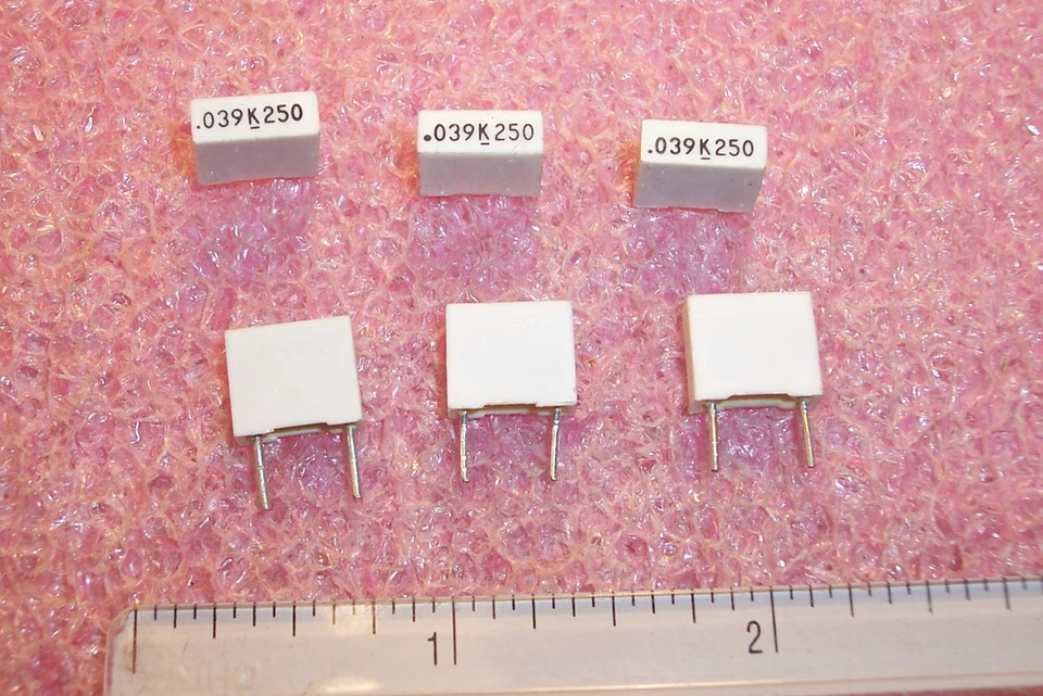 QTY (100) .039uf 250V 10% METALLIZED POLYESTER BOX FILM 160-393K250A MALLORY - Image 1 of 1