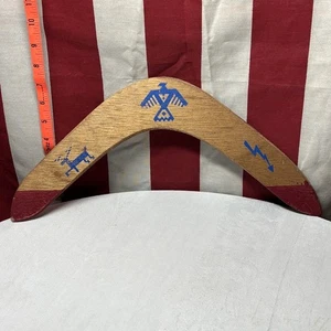 HOLZ BUMERANG handbemalt australisches Design 70er Vintage Volkskunst Rückkehr Wurf Spielzeug - Bild 1 von 2