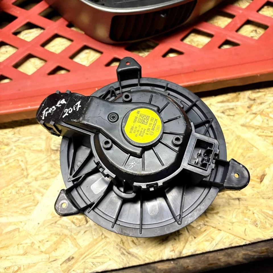 Motore ventola riscaldamento Ford Fiesta 2008-2017 1538009 - Immagine 1 di 4
