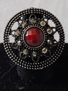 Anillo de Cóctel Tono Plata con Piedra Color Rojo Talla 7 Ajustable J9-1021 - Imagen 1 de 4