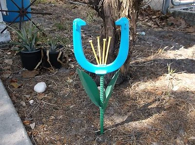 Flor de herradura azul verdoso, arte de jardín o patio, arte de metal hecho a mano estaca de jardín Foto 1 de 4