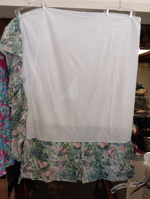 "Falda de cama king hortensia verde 14"" esquina dividida caída Laura Ashbourne de colección" Foto 1 de 4