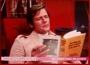 THE PERSUADERS! - Card #35 - INTERESTING READING - Roger Moore & Tony Curtis