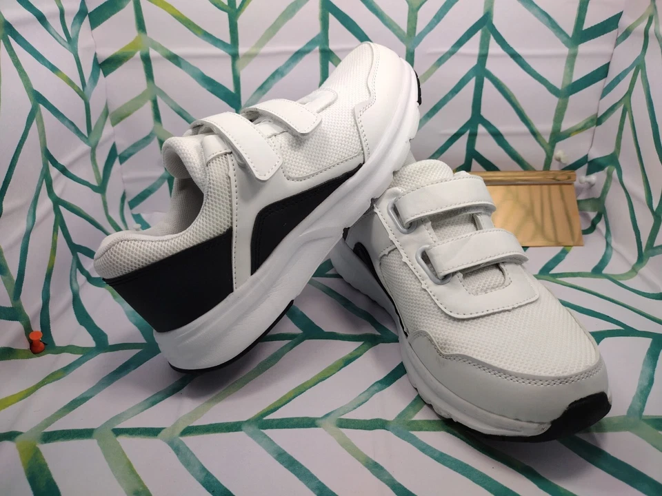 Zapatillas deportivas blancas y negras sin marca para niñas/niños talla US 7 Foto 1 de 4