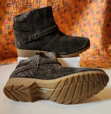 BOTA DE TORNOZELO FEMININA TEVA DELAVINA COM ZÍPER CAMURÇA VERDE OLIVA/CINZA TAMANHO 8 IMPERMEÁVEL - Imagem 1 de 4