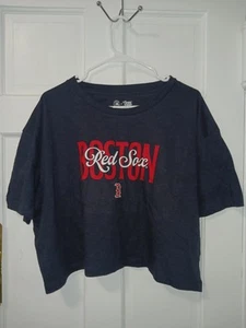 T-shirt Boston Red Sox cropped di Campus Lifestyle, taglia XL donna nuova con etichette con licenza MLB - Foto 1 di 8