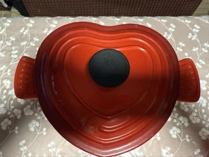 Horno holandés LE CREUSET esmalte cocotte en forma de corazón hierro fundido rojo cerise usado - Imagen 1 de 10