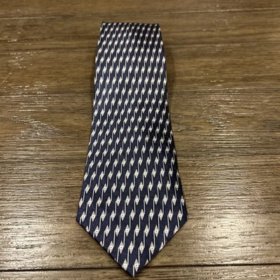 Gravata geométrica em branco Barbara de seda feita nos EUA azul/cinza/branco 64 polegadas de comprimento - Imagem 1 de 4