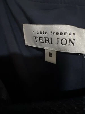 Precioso vestido con volantes de jacquard metálico Teri Jon talla 18 nuevo con etiquetas Foto 1 de 2