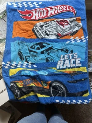 Toalla de baño de algodón Hotwheels usada en excelente estado para niños - 56 X 28 pulgadas Foto 1 de 4